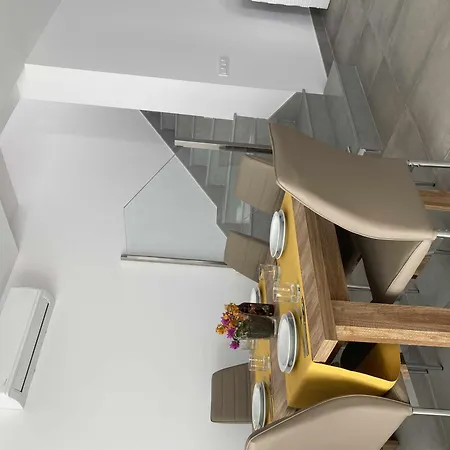 Aguja Con Piscina Y Barbacoa Disfrutar